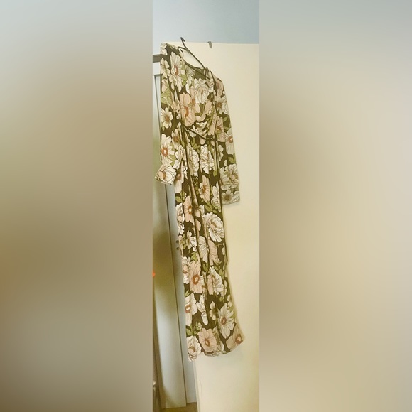 Forever 21 Maxi dress. Floral. Long sleeve with slits. Smoke free home. - Picture 7 of 10